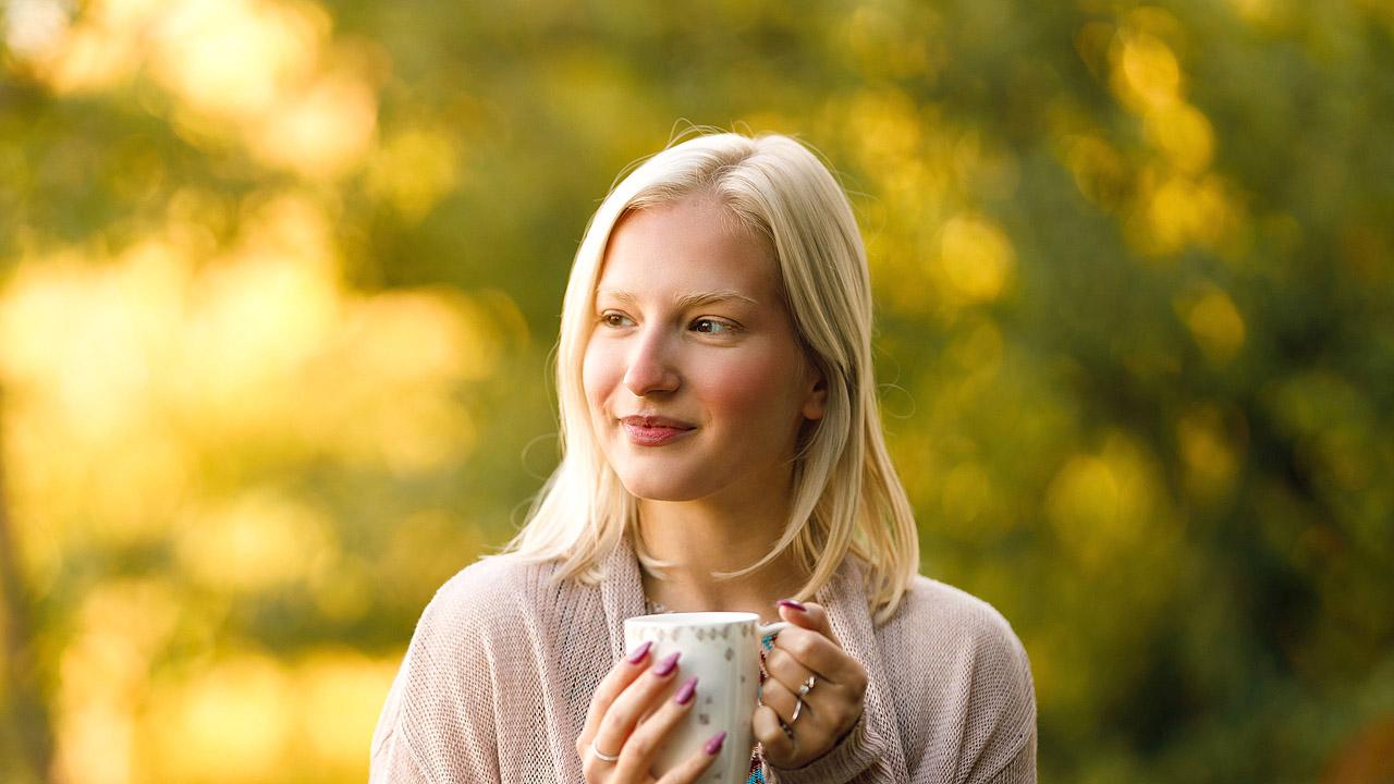 Eine Frau trinkt Tee