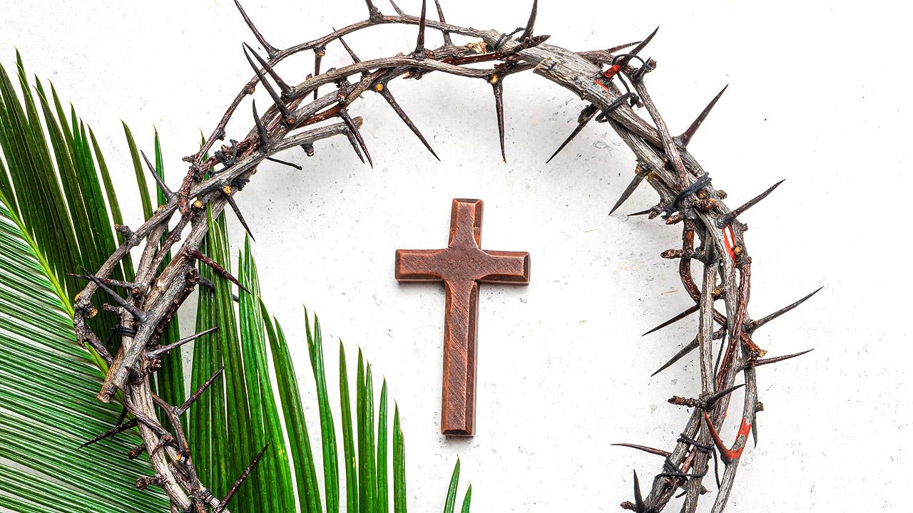 Dornenkrone mit Palmwedel und Holzkreuz