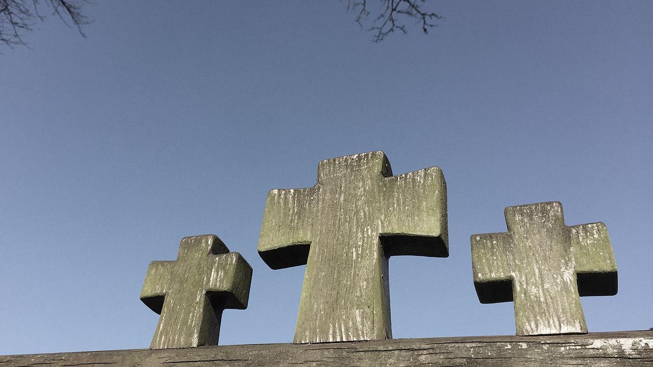 Drei Kreuze aus Holz