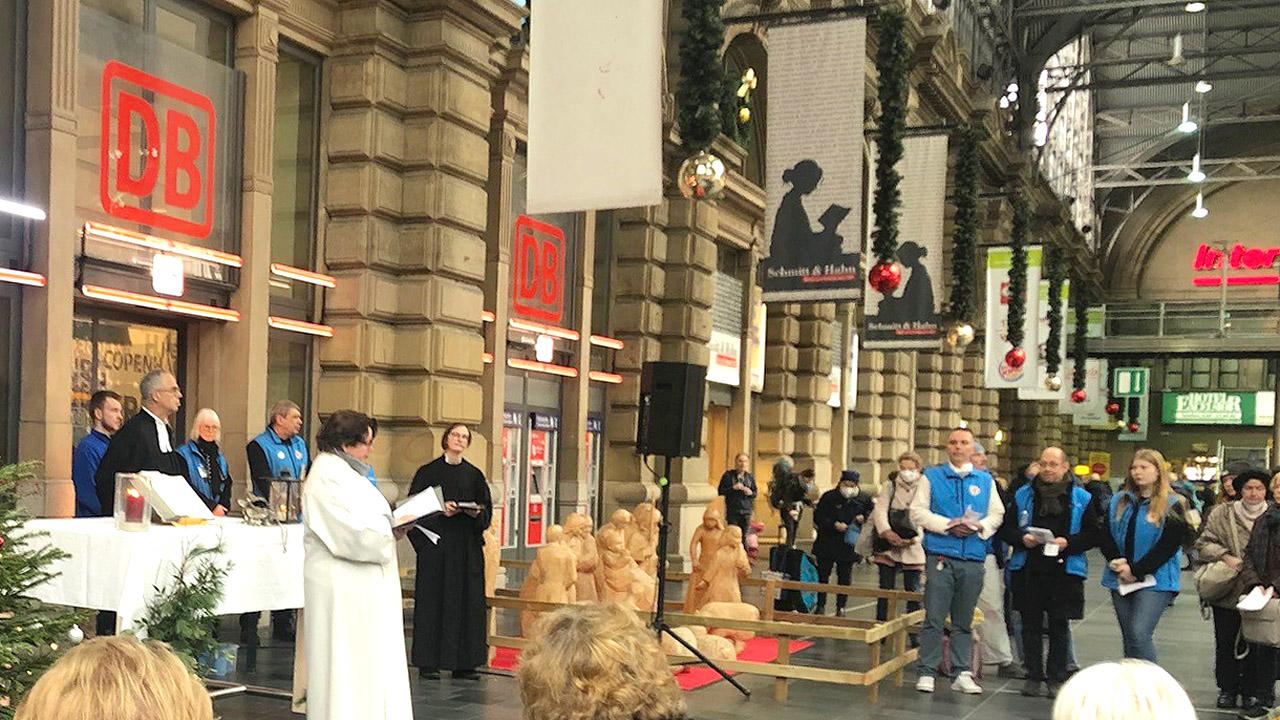 Weihnachten am Hauptbahnhof Geistliche und Gottesdiensbesucher am Frankfurter Hauptbahnhof
