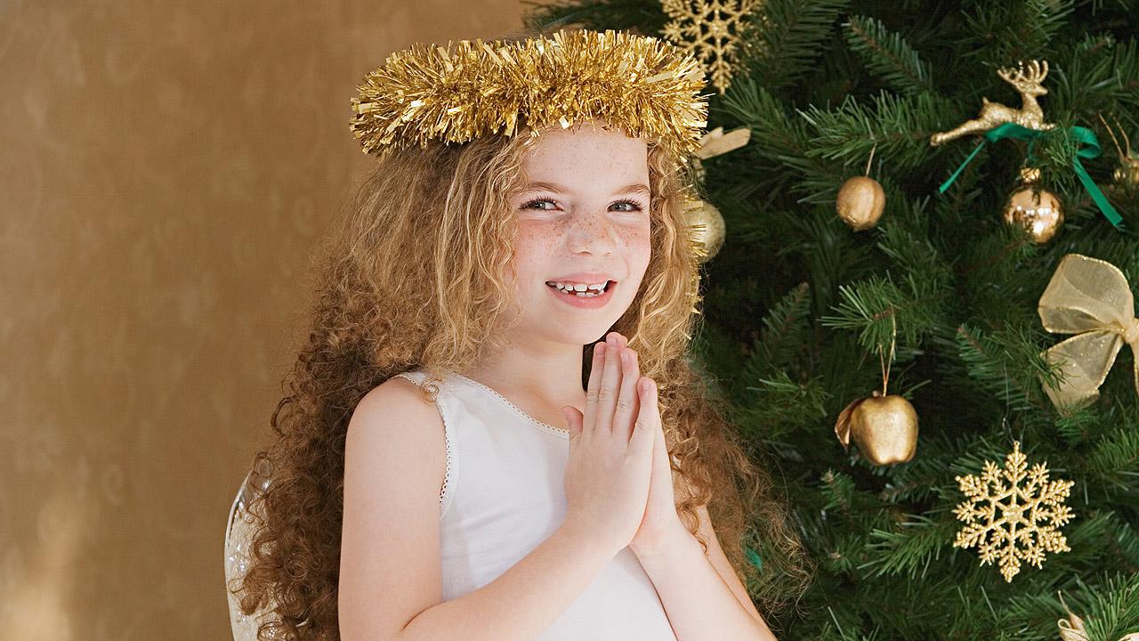 Christkind Mädchen als Engel verkleidet