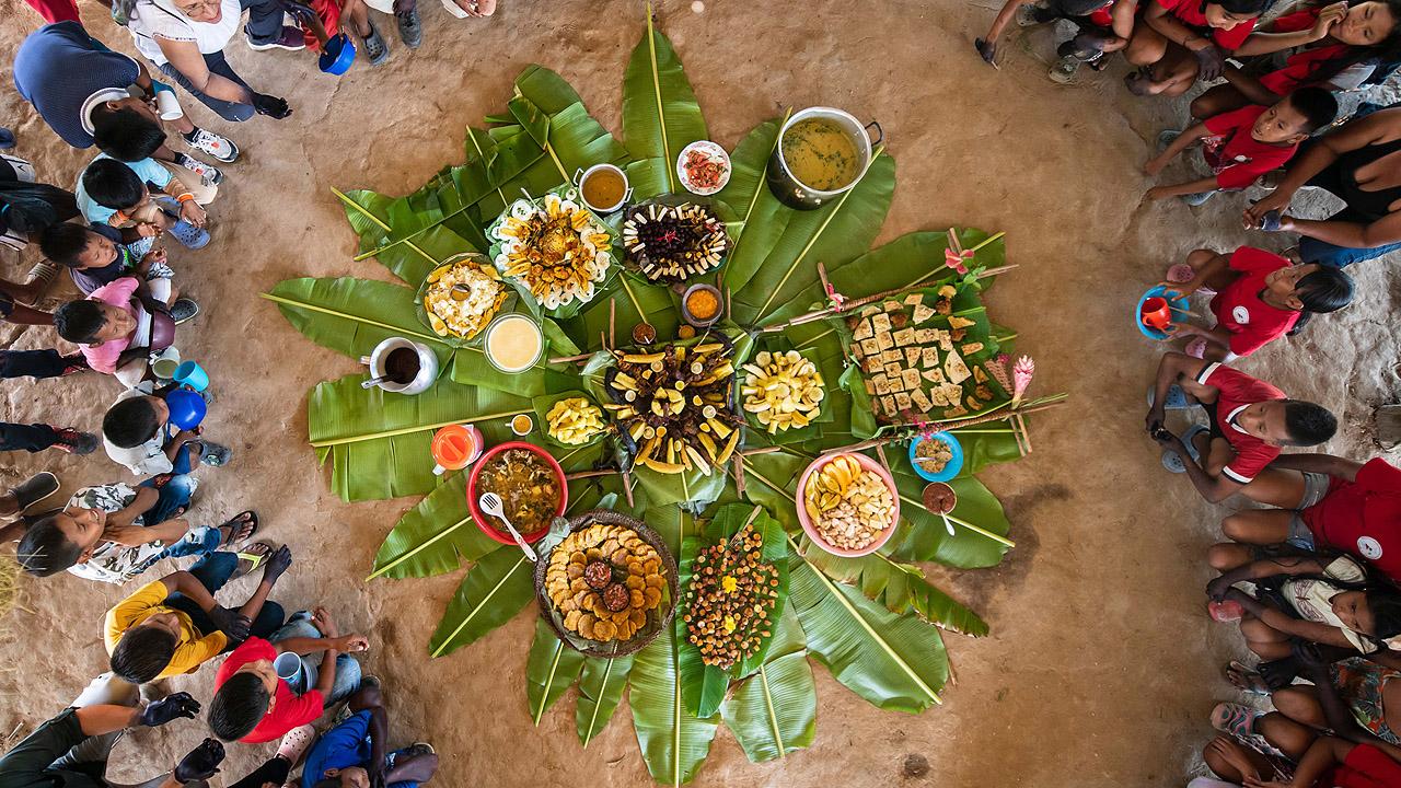 Nahrung Schüsseln mit vielen Speisen sind auf Bananenblättern ausgebreitet