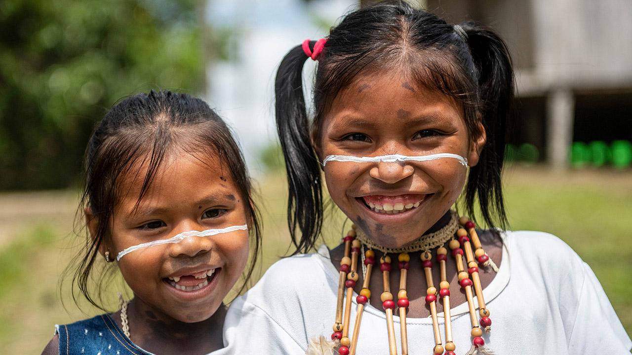 Mädchen aus dem Amazonasgebiet Zwei Indianermädchen aus dem Regenwald