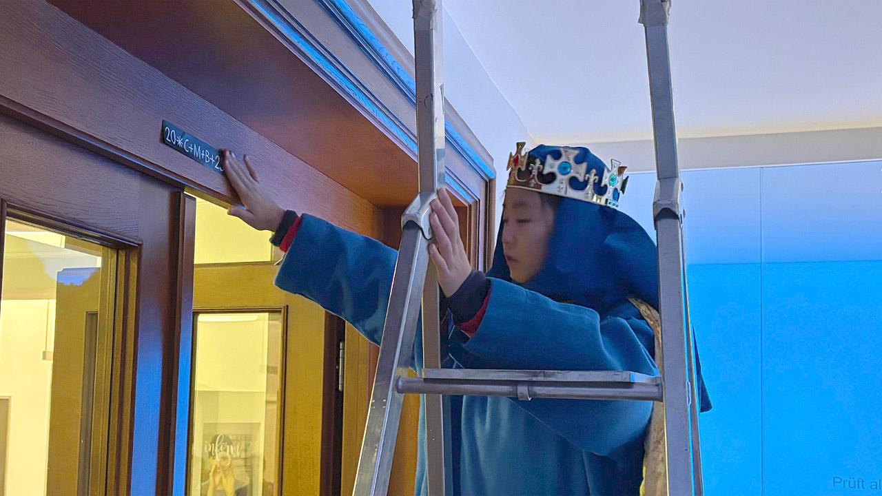 Sternsinger Sternsinger auf einer Leiter