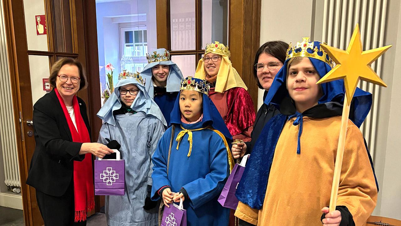 Ulrike Scherf mit Sternsingern Ulrike Scherf mit Sternsingern