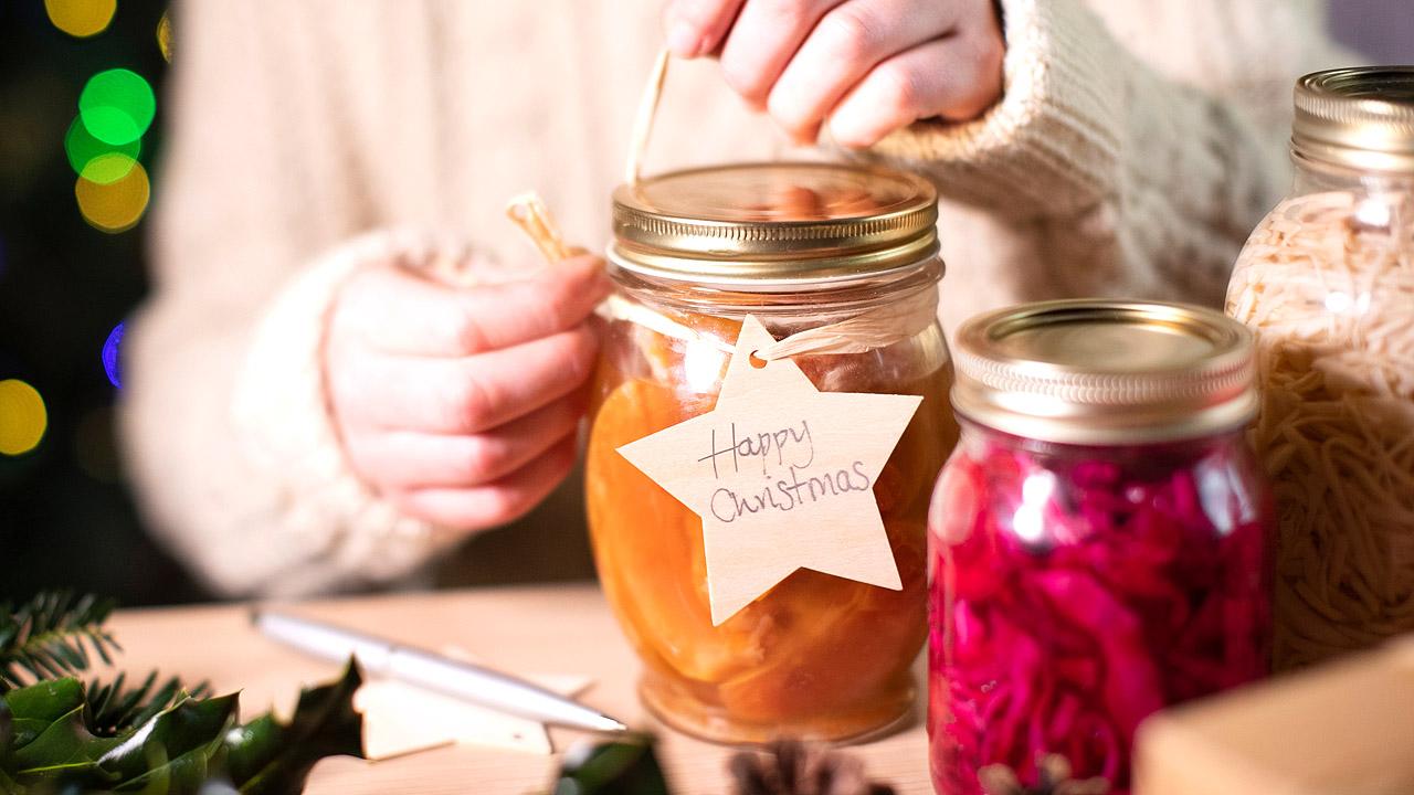 Weckgläser, die als Geschenk verpackt werden
