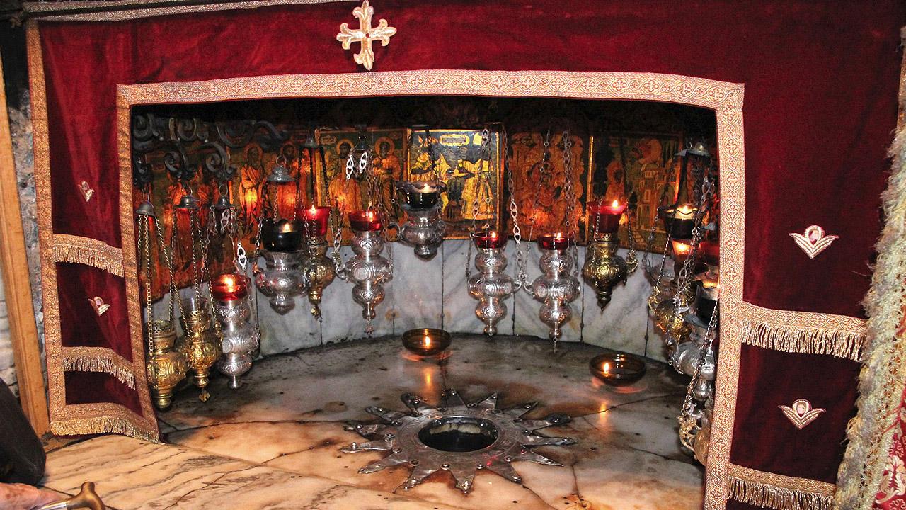 Geburtsgrotte Nische mit Lampen und einer Art Vorhang