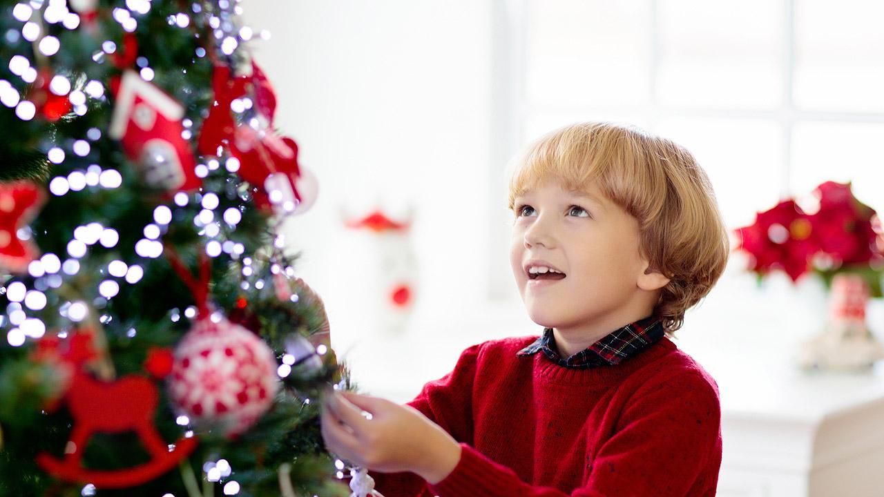 Weihnachtsbaum und staunendes Kind