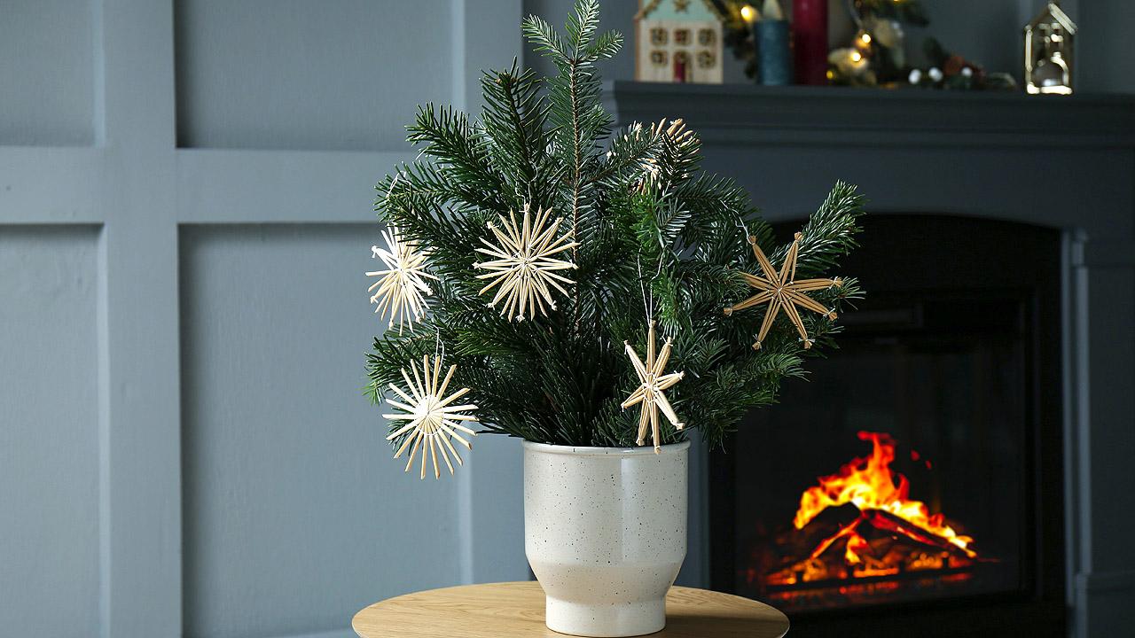 Strauß aus Tannenzweigen Strauß aus Tannenzweigen mit Strohsternen