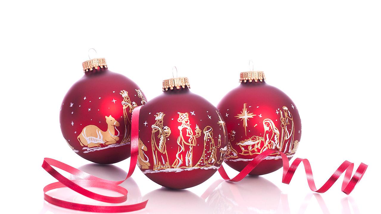 Rote Weihnachtskugeln mit Szenen der Weihnachtsgeschichte