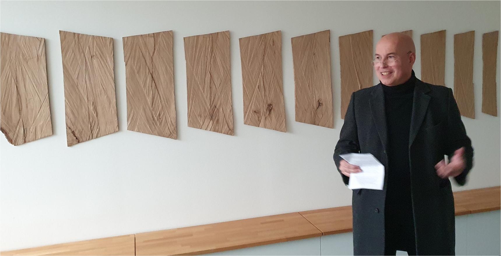 EKHN Kunstpfarrer Markus Zink Portrait vor einem Kunstwerk