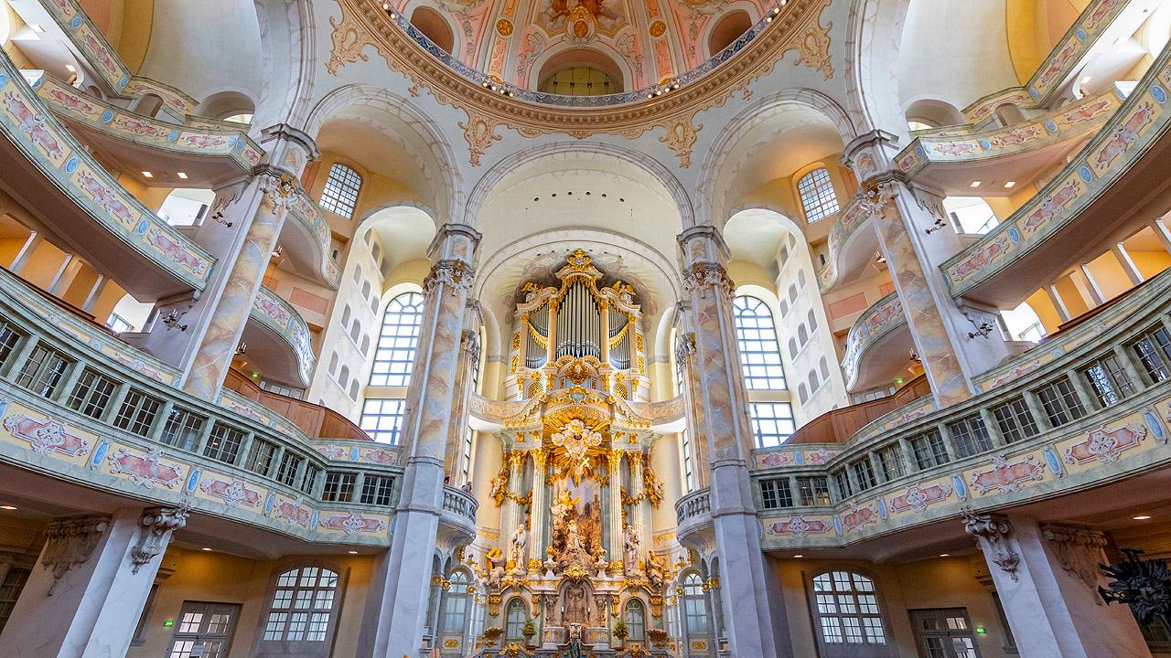 Frauenkirche in Dresden Opulenter Innenraum der Dresdner Frauenkirche