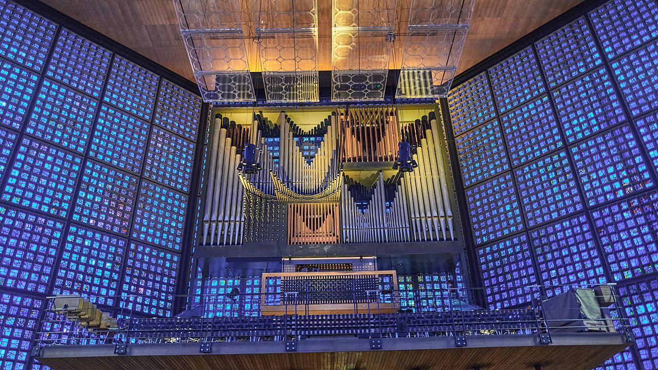 Kaiser-Wilhelm-Gedächtniskirche, Kirchenfenster In blau getrauchter Kirchenraum mit Orgel