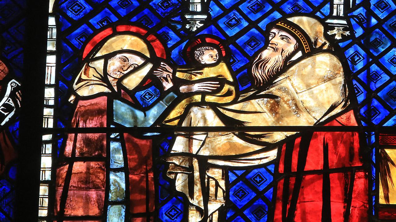 Kirchenfenster, Jesus im Tempel Eine Person übergibt einem Mann ein Baby