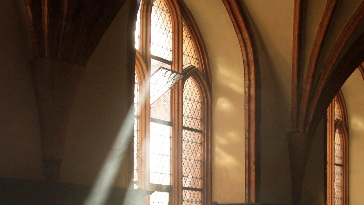 Kirchenfenster mit kleinem geklappten Fenster, dass Luft durchlässt