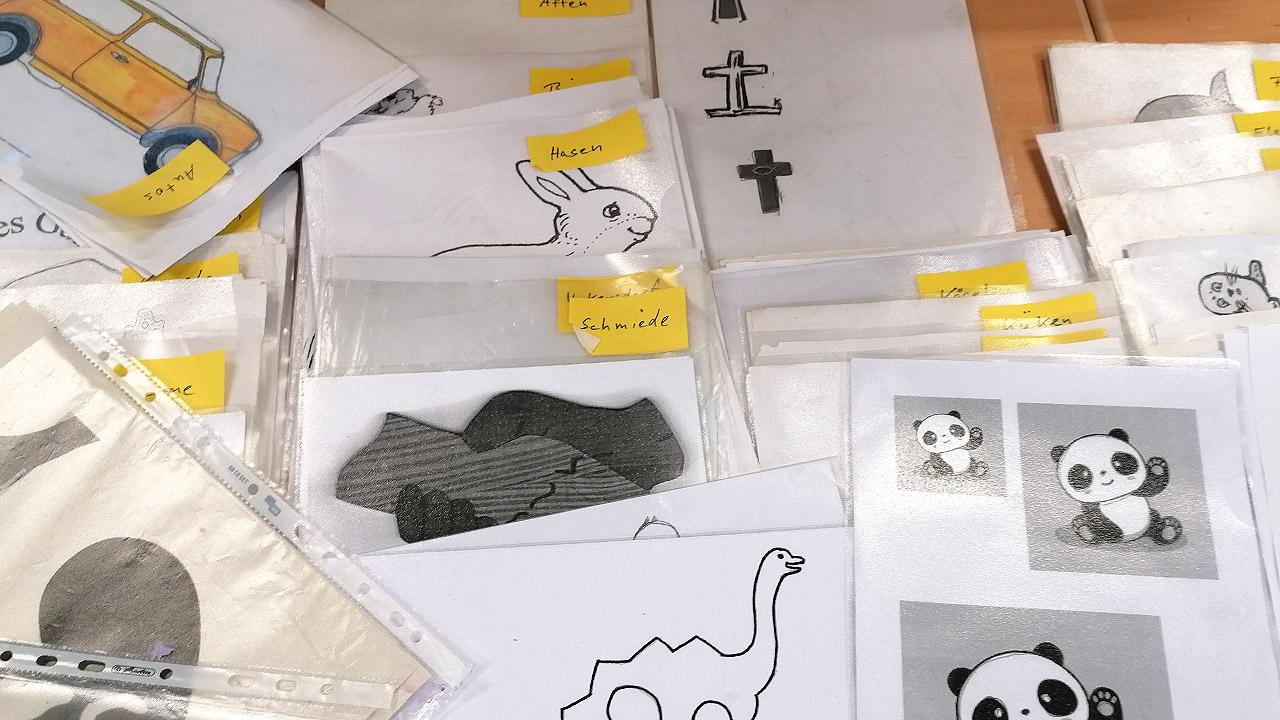 Kreative Impulse Malvorlagen liegen sortiert auf einem Tisch