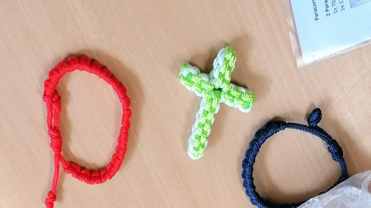 basteln Kreuz aus Wolle