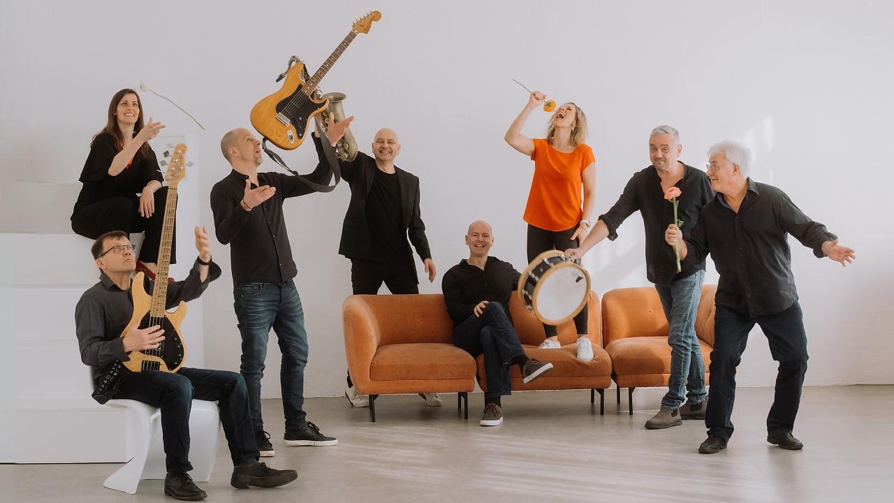 Bandmitglieder mit ihren Intrumenten