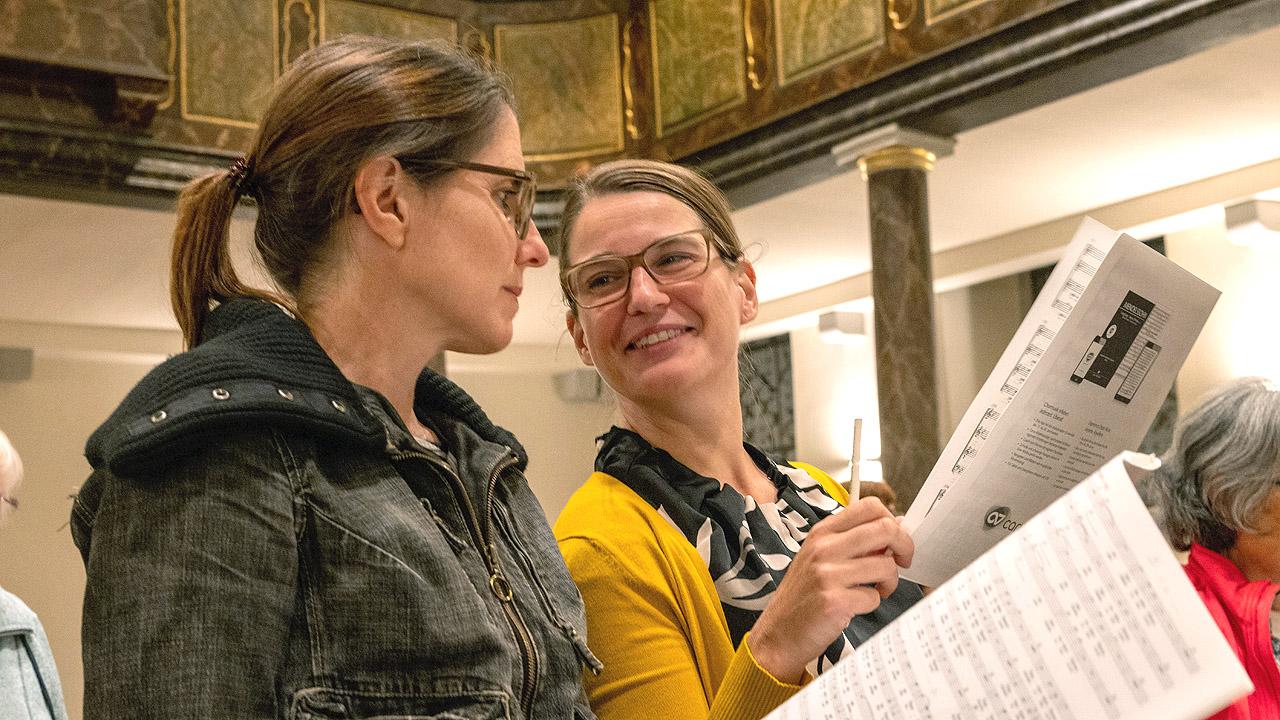 Chorprobe Zwei Chorsängerinnen unterhalten sich