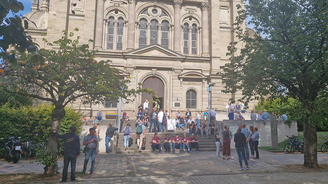 Mainzer Christuskirche Menschen auf Treppe vor Mainzer Christuskirche