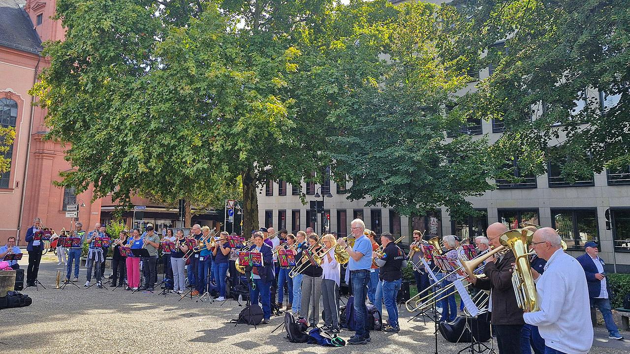 Posaunenchor Posaunenchor vor Bäumen