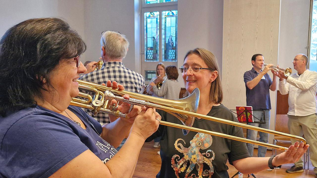 Posaunen-Workshop Eine Unterrichtende erklärt die Haltung beim Posaunespielen