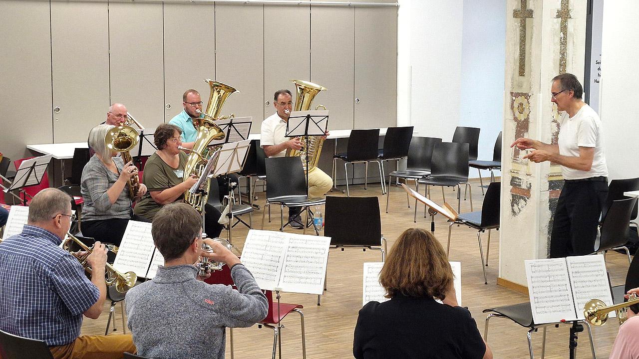Posaunenchor Posaunenchor spielt in einem Raum