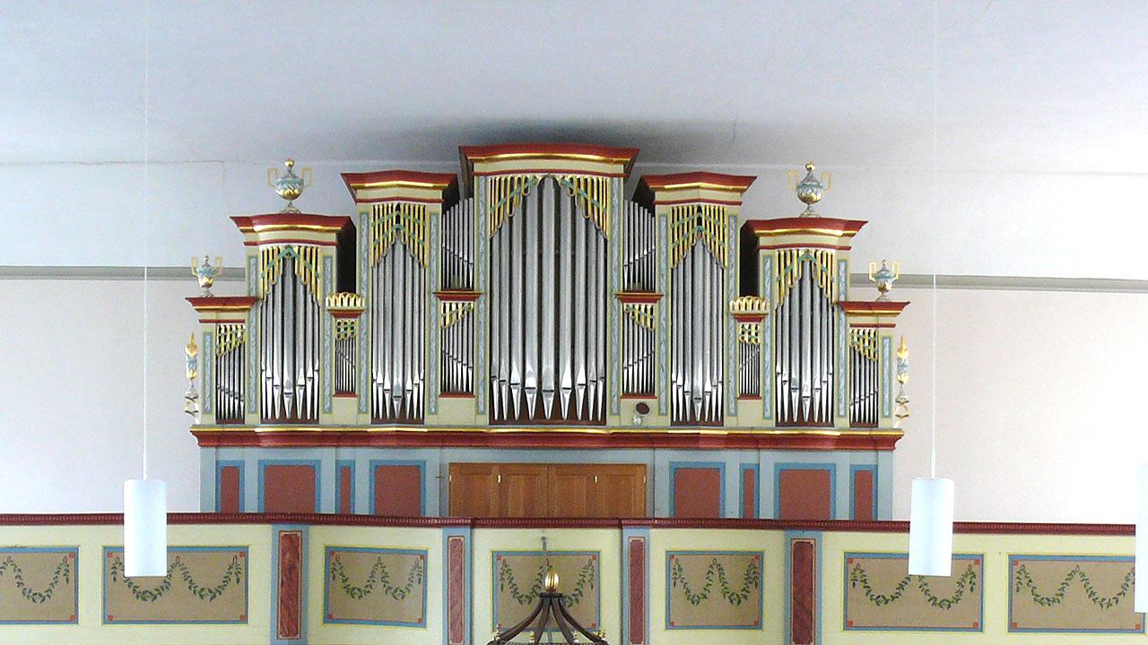 Orgel mit Pfeifen und Verzierungen