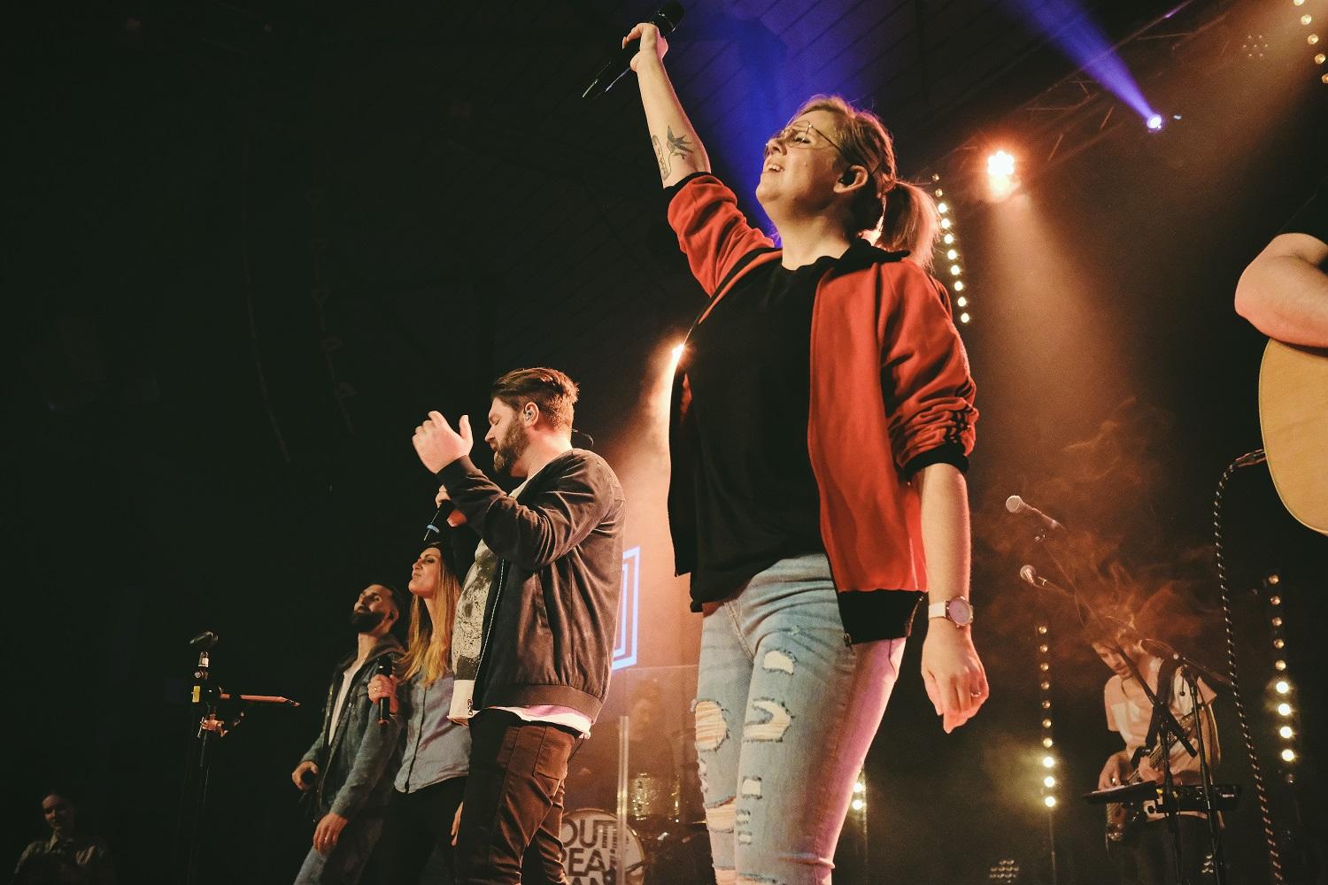 Menschen machen Rockmusik auf einer Bühne.