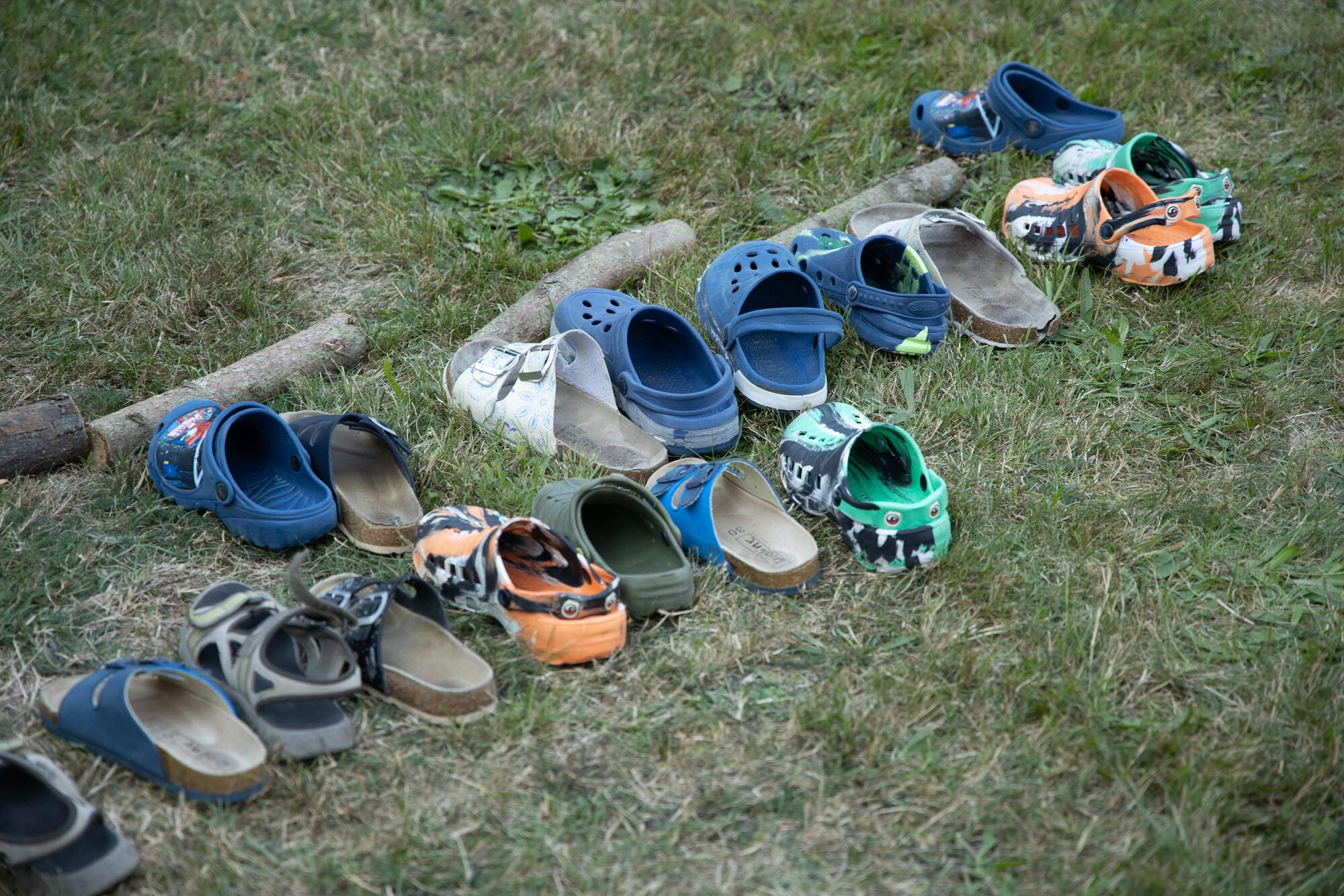 Schuhe auf der Wiese