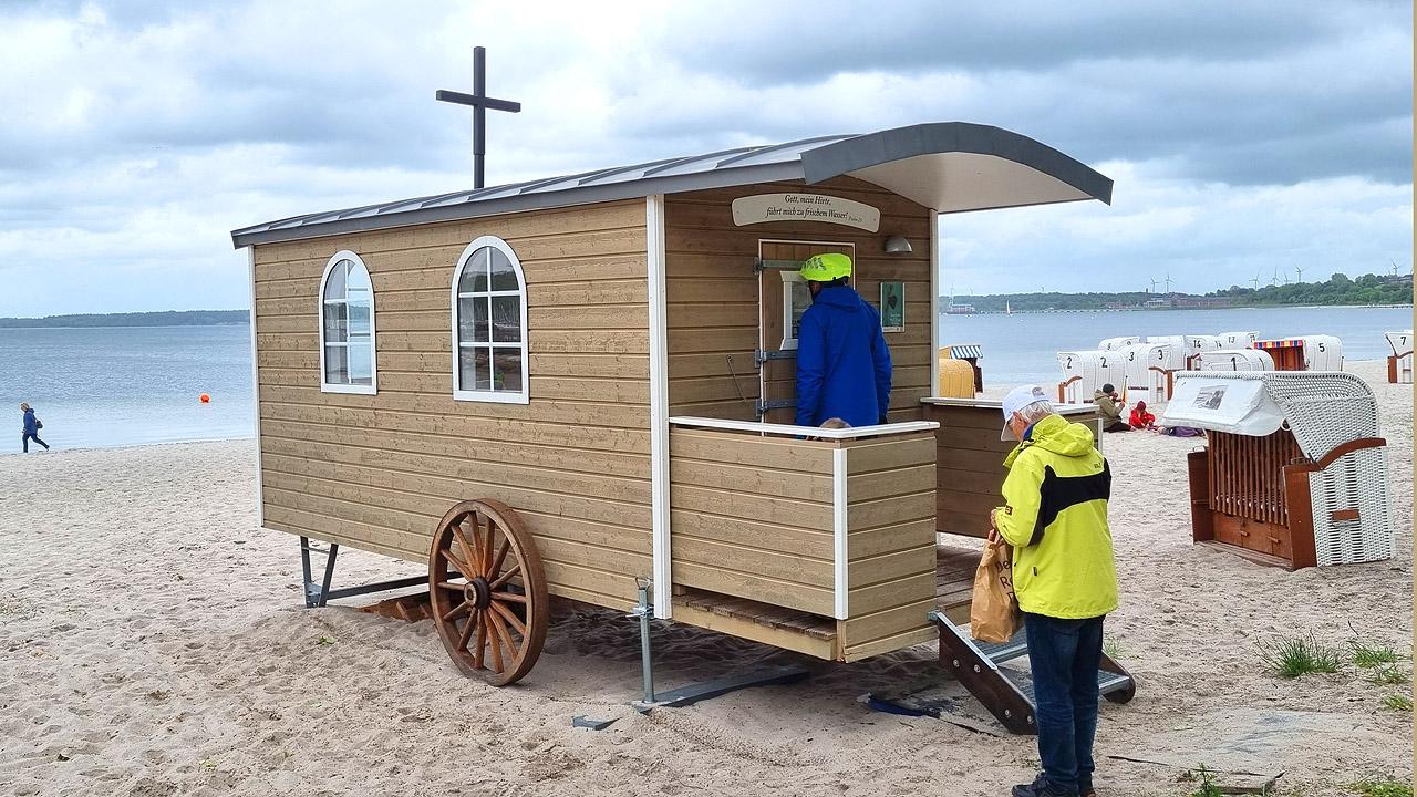 Eine Strandkirche am Ostseestrand