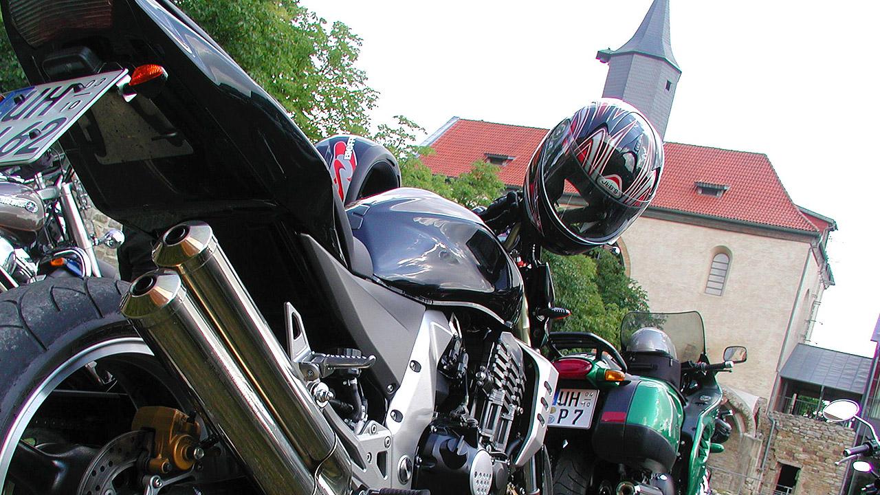 Motorrad vor Kirche Motorrad vor Kirche