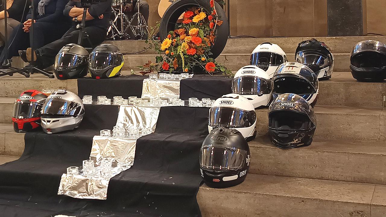 Kreuz aus Teelichtern gelegt, daneben die Motorradhelme der verstorbenen Motorradfahrer