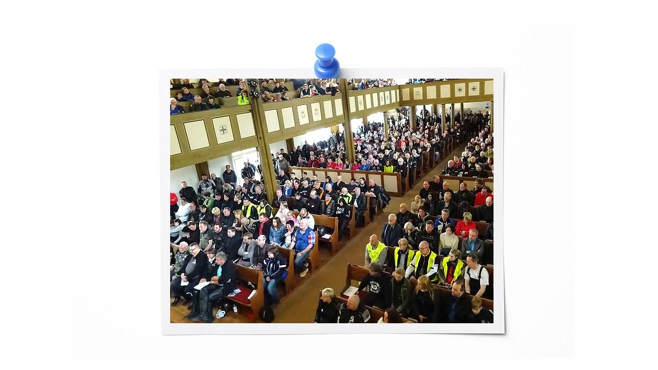 Motorradgottesdienst Vollbesetzte Kirche, einige Besucher tragen eine neongelbe Weste