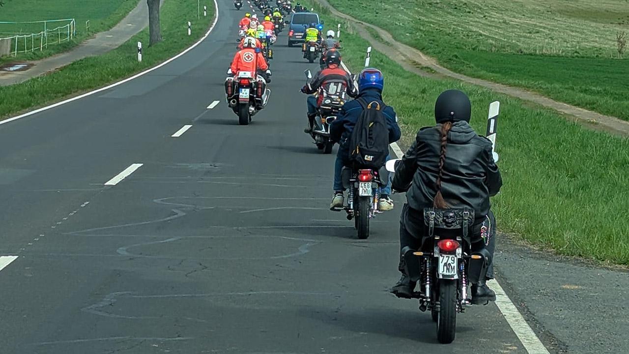 Motorrad fahren Motorrad-Fahrer auf einer Landstraße