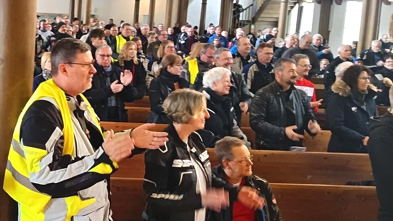 Motorrad-Gottesdienst Menschen klatschen in einer Kirche