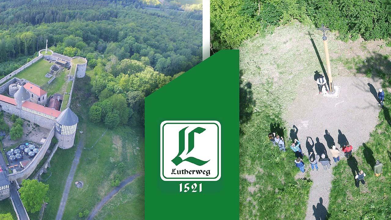 Lutherweg 1521 Links die Burg Herzberg, rechts das Pilgerkreuz aus der Vogelperspektive, in der Mitte das grüne Logo des Lutherweges