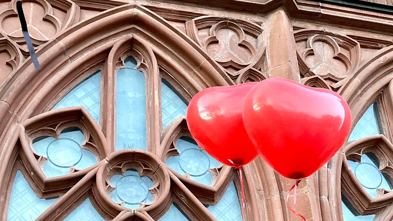 Luftballons in Herzform vor der Katharinenkirche in Oppenheim