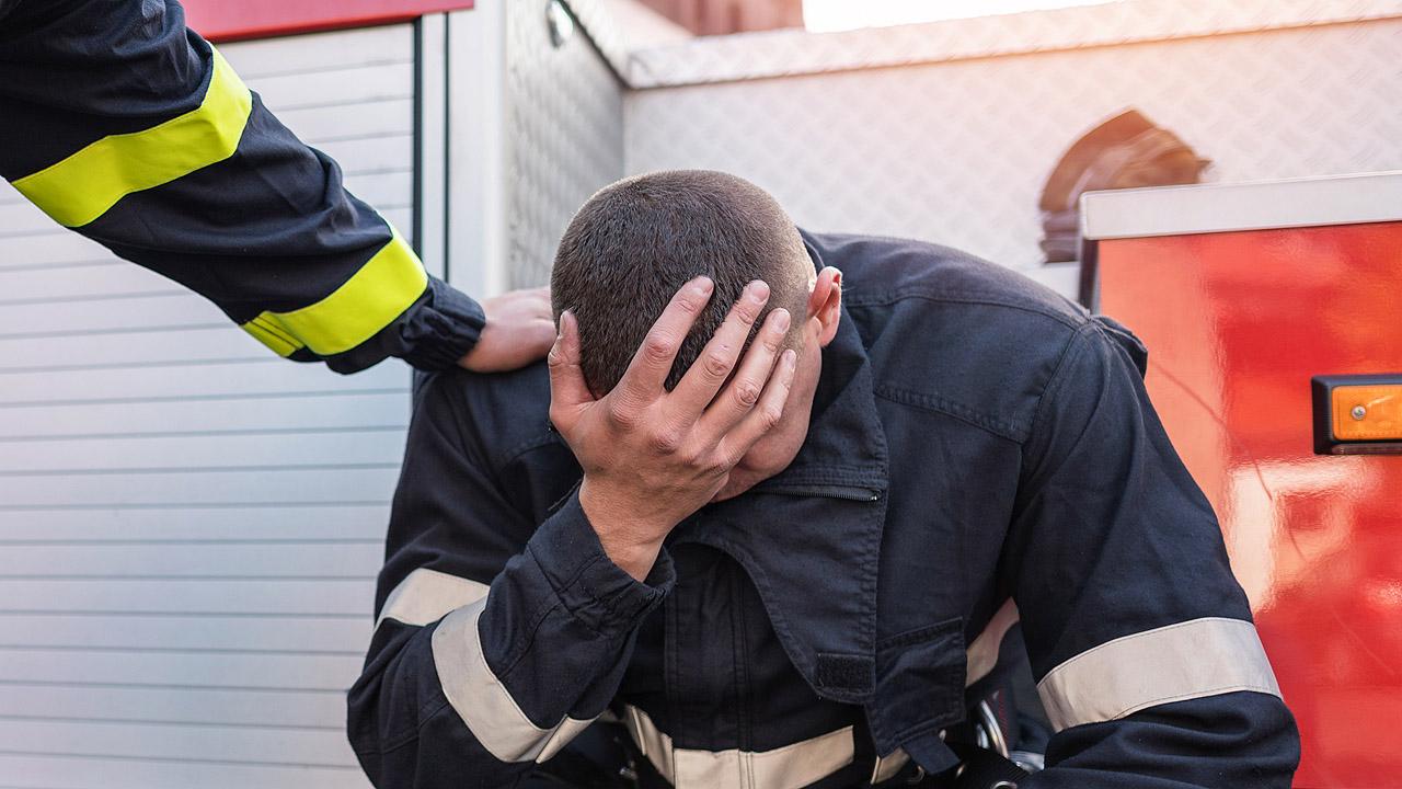 Feuerwehr Erschöpfter Feuerwehrmann