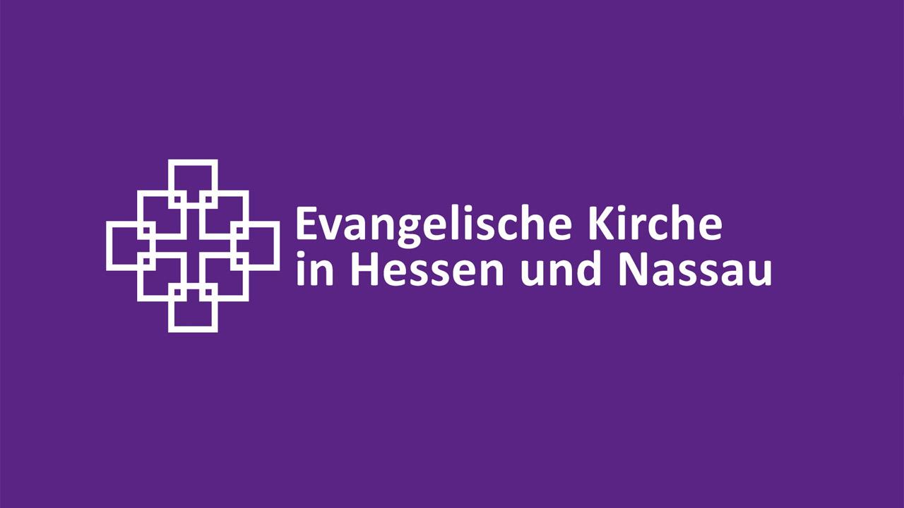 Weißes Kreuz, dass aus acht Vierecken besteht und der Name der EKHN auf violettem Grund