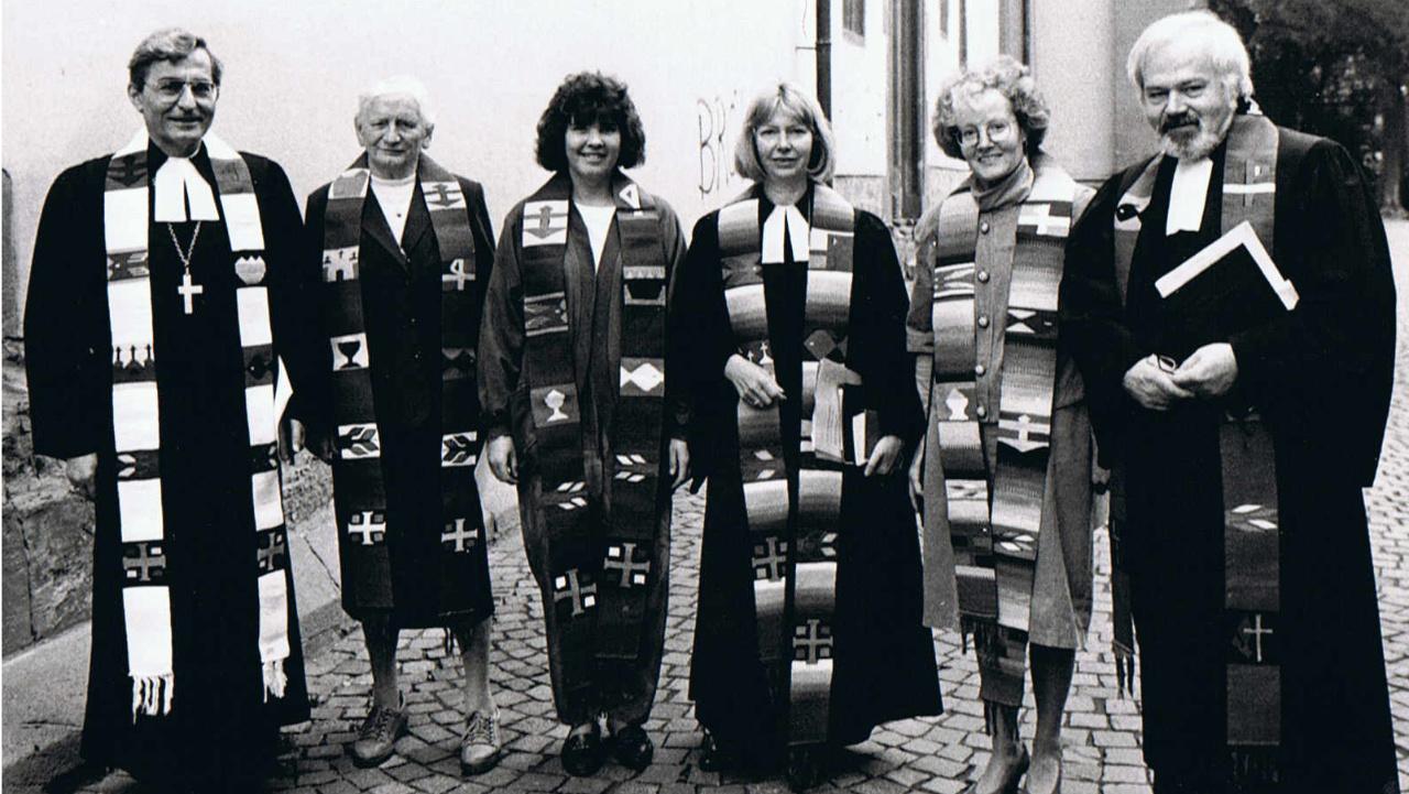 100 Jahre Burckhardthaus - Festgottesdienst Vier Frauen und zwei Männer stehen in Altaren mit gemusterten Stolas