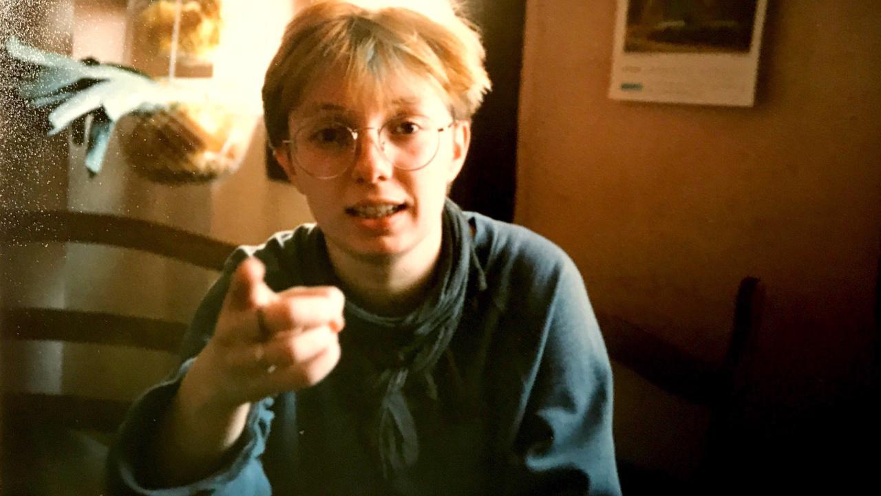 Antje Schrupp 1988 Die junge Antje Schrupp mit strubbeligen roten Haaren zeigt mit erhobenem Finger in die Kamera