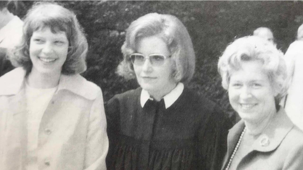 Dekanin Waltraud Frodien Waltraud Frodien im schwarzen Talar in der Mitte neben zwei Frauen stehend, halb lange Haare und Brille