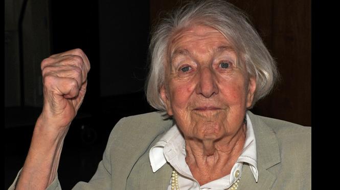 Elisabeth Beyersdörfer Elisabeth Beyersdörfer hält kämpferisch ihre rechte Faust in die Höhe.