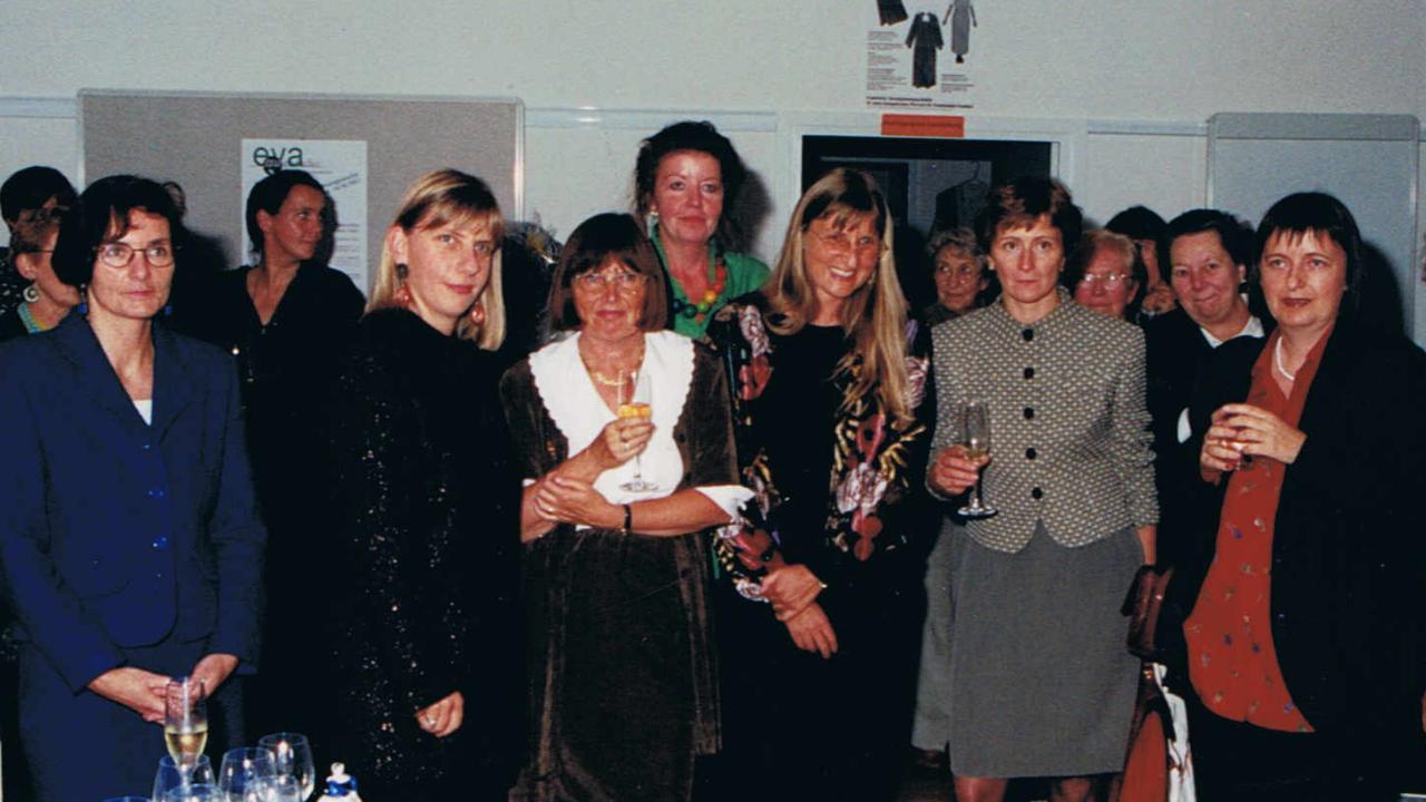 Eröffnungsfeier des EVAngelischen Frauenbegegnungszentrums Frankfurt 1997 Eine Gruppe von rund 15 Frauen steht im Halbkreis der Kamera zugewandt bei der Eröffnung des EVAngelischen Frauenbegegnungszentrums 1997 in Frankfurt am Main.