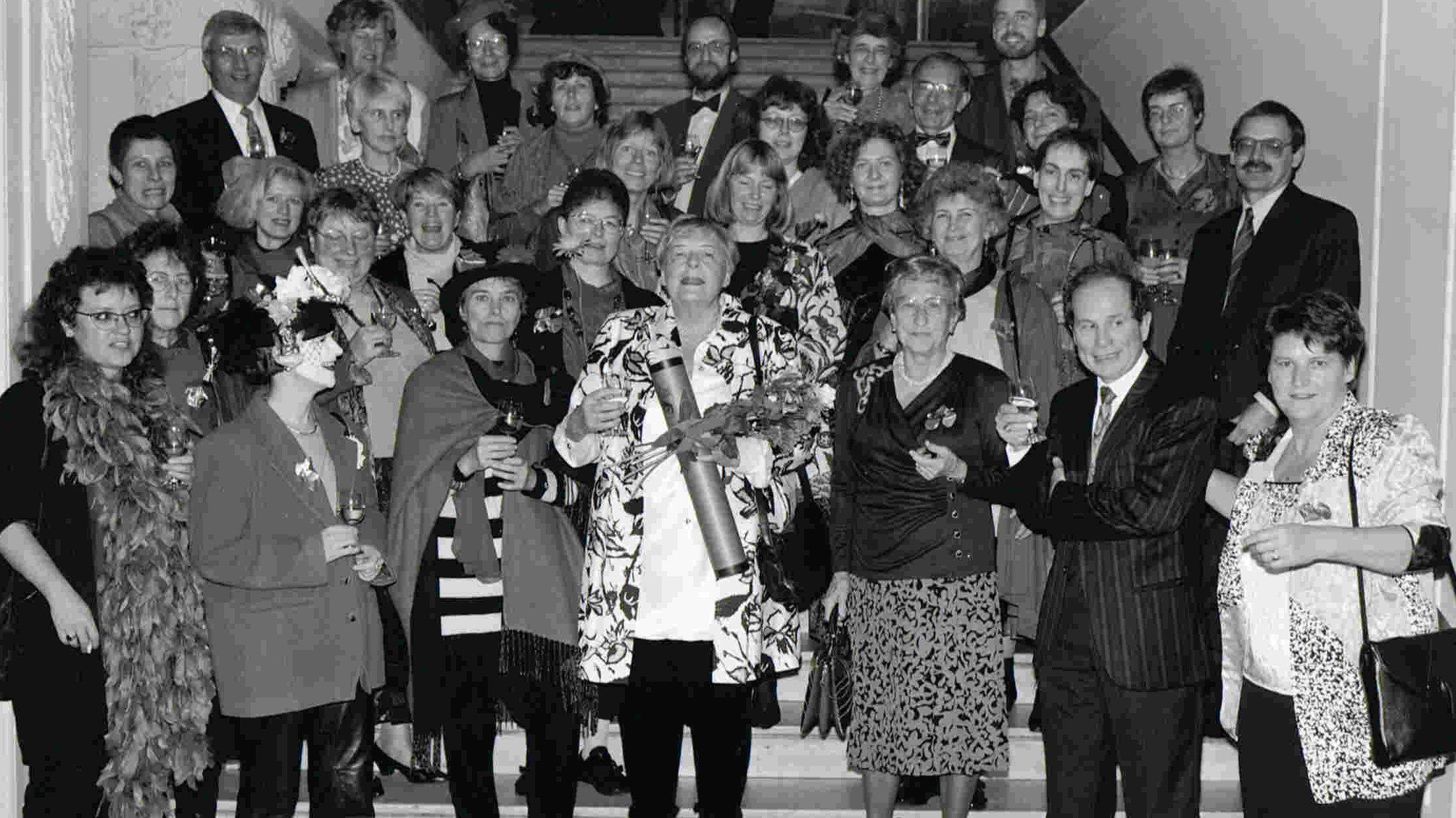 Eva Renate Schmidt Verleihung der Ehrendoktorwürde Treppe mit vielen Menschen bei der Preisverleihung