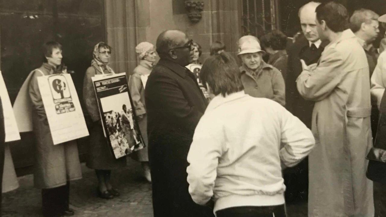 Frauen gegen Apartheid Frauen demonstrieren vor dem Frankfurter Dom gegen die Apartheid mit Schildern auf denen steht: Kauft keine Früchte aus Südafrika