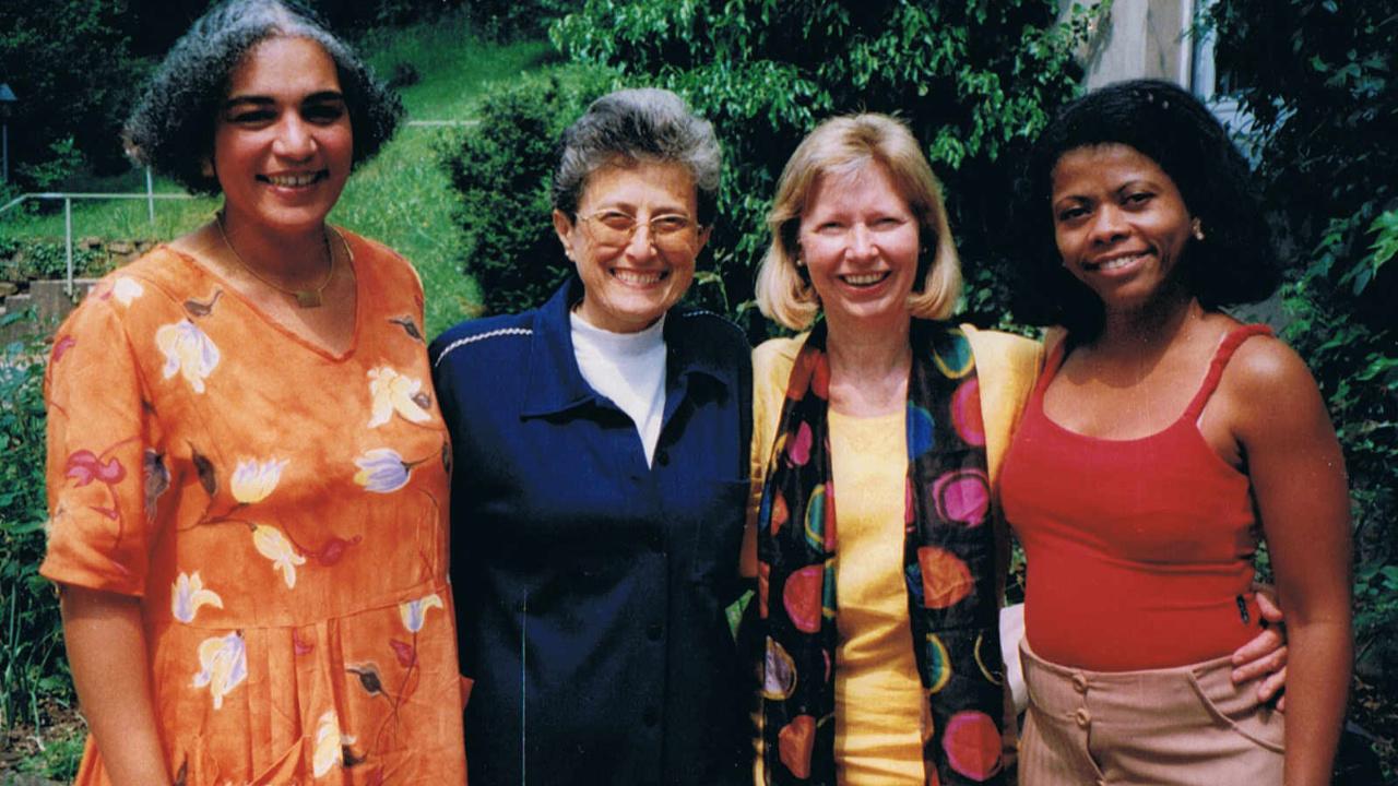 Internationaler Frauensommer in Gelnhausen Vier Frauen unterschiedlicher nationaler Herkunft stehen nebeneinander in einer Reihe untergehakt