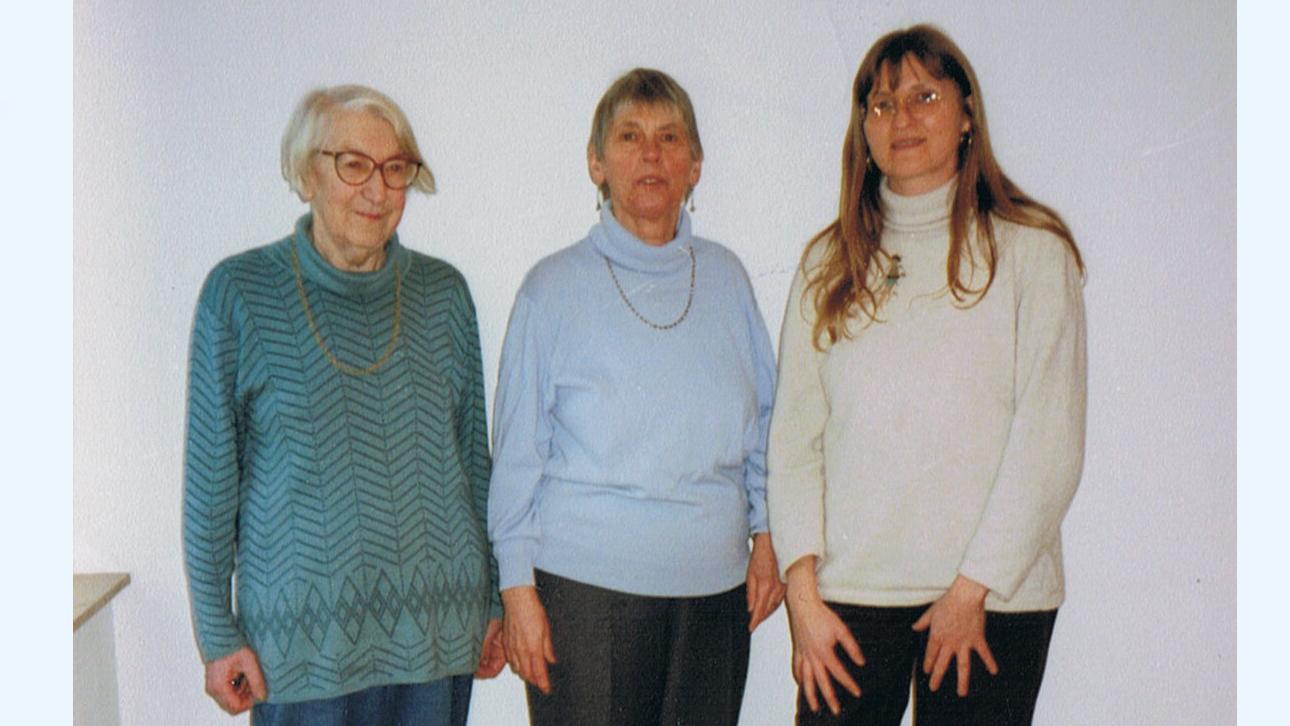 Elisabeth Beyersdörfer, Christa Bralant und Angelika Förg (v.l.). Die Leiterinnen von Frau im Beruf: Elisabeth Beyersdörfer, Christa Bralant und Angelika Förg stehen in einer Reihe nebeneinander, sie tragen Pullover..