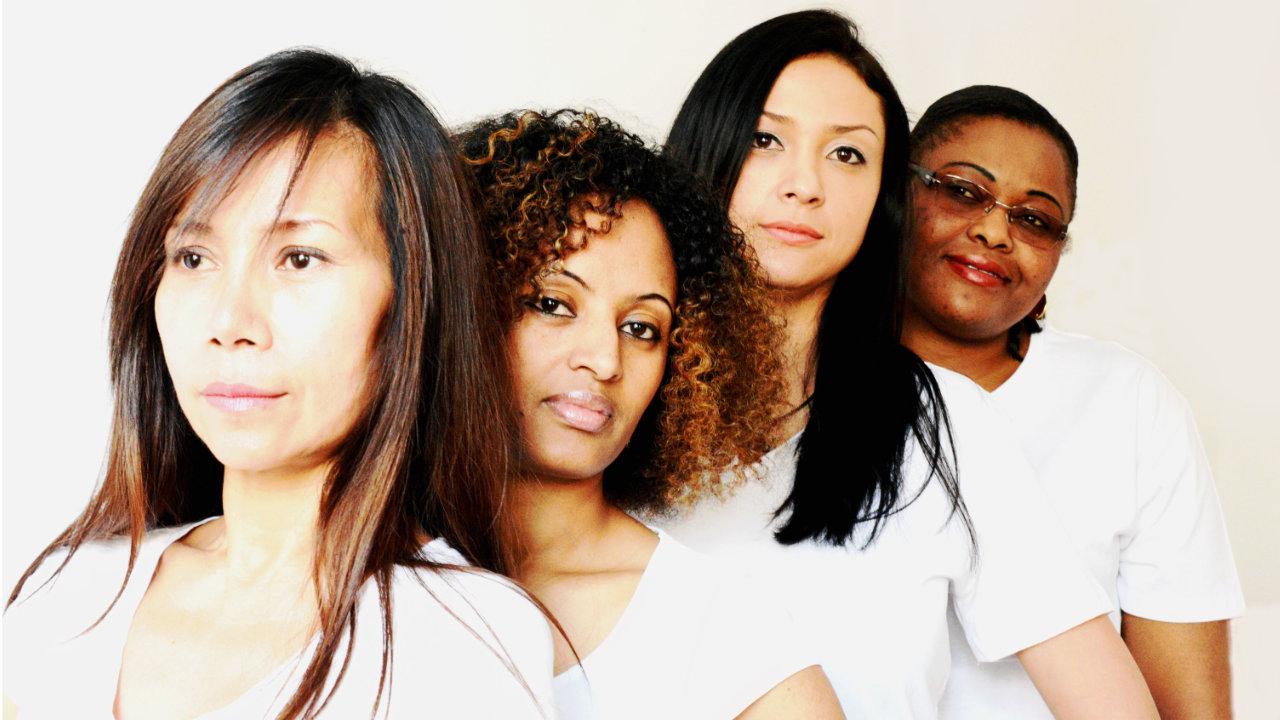 FIM Frauenrecht ist Menschenrecht Vier Frauen mit dunklen langen Haaren und weißen T-Shirts stehen hintereinander und blicken in die Kamera